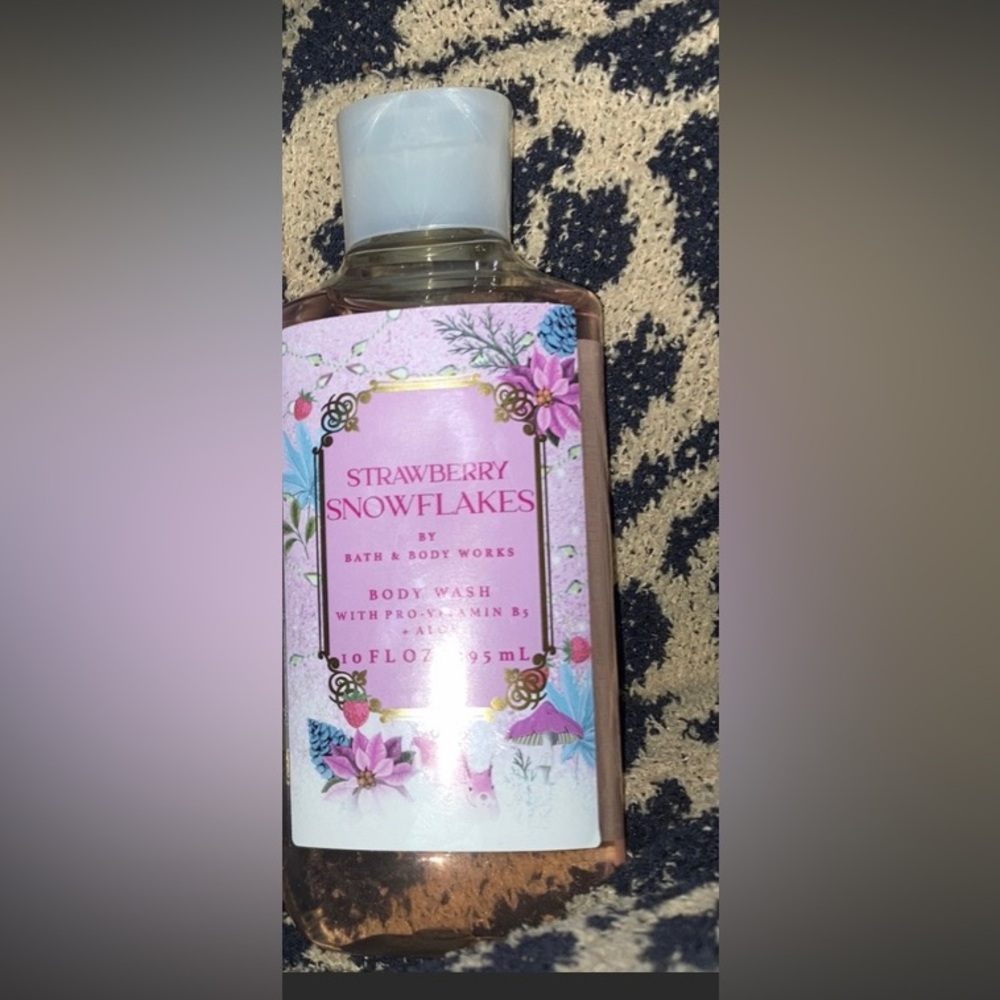 2 pc set Strawberry Snowflakes Bath & Body Works